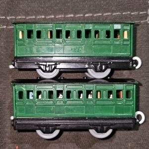 Thomas Trackmaster V2564 SEE INSIDE PASSENGER DINING Coaches 2010 Mattel